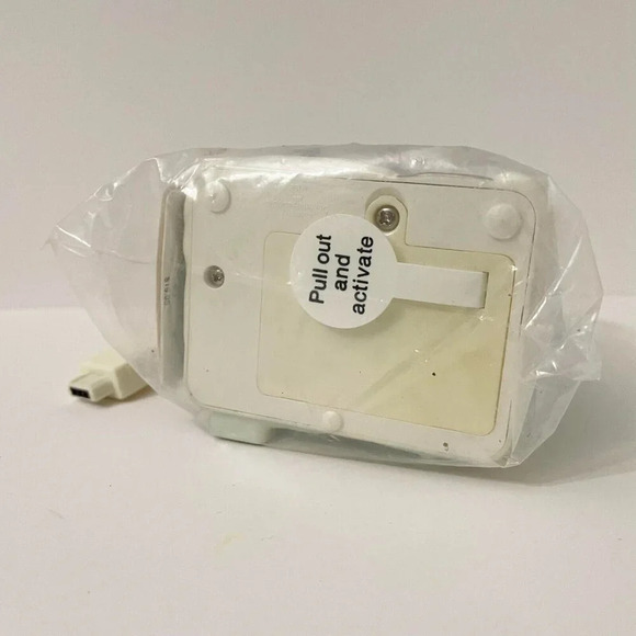 2009 Hallmark Ornament Light and Music Caroling Cottages Seasons  Greetings - Picture 10 of 16